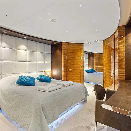 Trackside Superyacht Vip - Tiamat Botel